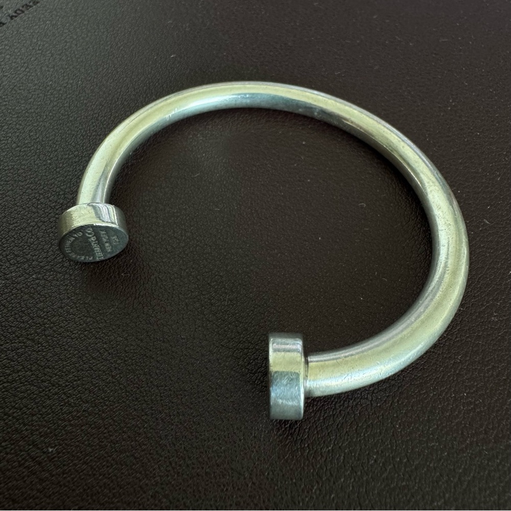 Tiffany & Co.
Return to Tiffany Narrow Circle Edge Cuff